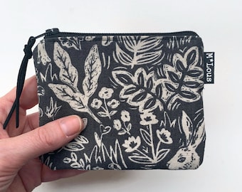 Kleines schwarzes Portemonnaie mit Blumen und Blättern, Kleingeldbeutel, Kulturbeutel, minimalistischer Retro-Hasen- oder Eichhörnchenbeutel