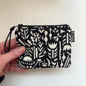 Monedero negro pequeño con tulipanes, mini monedero retro negro, minimalista, estampado geométrico, bohemio, sencillo, simplicidad, vegano.