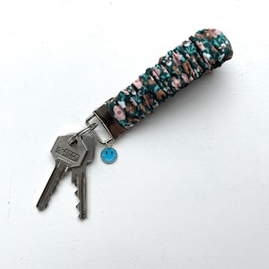 Llavero elástico para sujetar a tu muñeca. Una especie de coletero para la muñeca; Ideal para sujetar tus llaves a