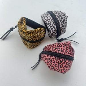 Pulseras para festivales y carteras para correr hechas a mano | carteras de muñeca |  Bolsas con cremallera para monedas o cambio | Estampado de leopardo