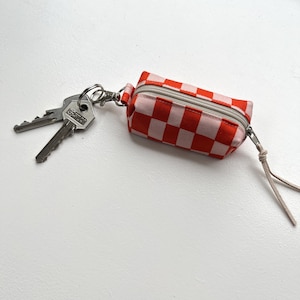 key chain purse with blocks for change lip balm ear phones earbuds airpods coins vegan travel zippered pouch small wallet