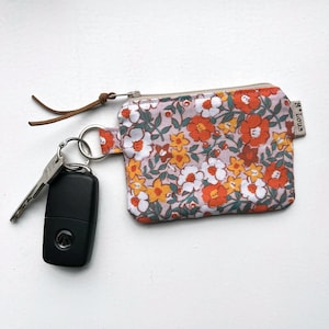 Kleines florales Schlüsseletui, Schlüsselanhänger, Boho-Bohemien-Kleinbeutel von Mlous, minimalistische Blumen