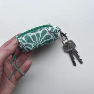 Petit étui porte-clés floral vert pour accessoires tels que monnaie, écouteurs, airpods, rouge à lèvres, baume à lèvres, clés, végétalien