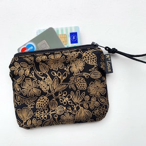Pequeña cartera en blanco y negro con cartera de acento dorado pequeña bolsa cambio mini bolsa retro minimalista bolsa vegana estampado de pavo real