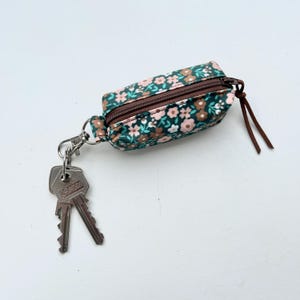 Petit porte clé pochette bleu aqua floral pour accessoires tel que changement casque airpods rouge à lèvres baume à lèvres clés mlous