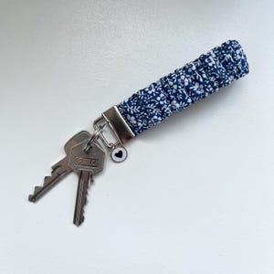 Llavero elástico para sujetar a tu muñeca. Una especie de coletero para la muñeca; Ideal para sujetar tus llaves a