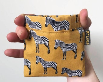 Klein oker geel knijp portemonneetje met zebra's mini retro portemonee klein etuitje kleingeld minimalistische boho stijl bohemian geld clip