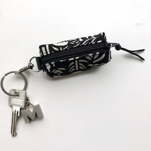 Kleines schwarz-weißes Schlüsselanhänger-Etui für Accessoires wie Kleingeld, Kopfhörer, Airpods, Lippenstift, Lippenbalsam, Schlüssel, mlous, vegan