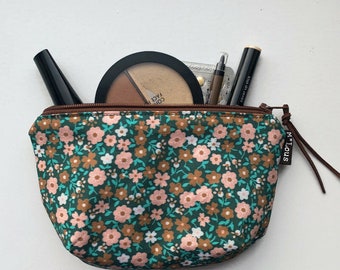 Ovaal rond make up tasje makeup etui toilettasje klein portemonneetje klein etuitje minimalist retro bloemen bruin blauw gebloemd