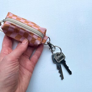 Petite pochette porte-clés avec imprimé bloc rétro pour accessoires tels que changer d'écouteurs airpods rouge à lèvres baume à lèvres vegan