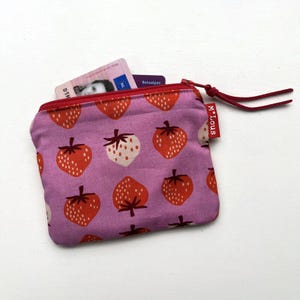 Pequeña cartera rosa brillante mini cartera con fresas rojas bolsa minimalista cambio mini bolsa vegana