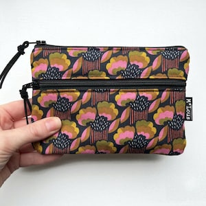 Cartera de viaje hecha de un hermoso tejido retro floral negro, bolsa con doble cremallera mochila pasaporte bolsa de viaje bolsa de aseo minimalista