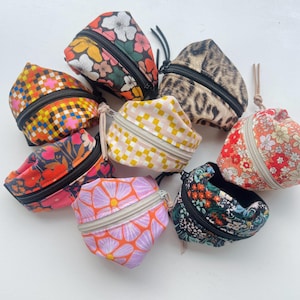 Pulseras para festivales y carteras para correr hechas a mano | carteras de muñeca |  Bolsas con cremallera para monedas o cambio | Estampados únicos