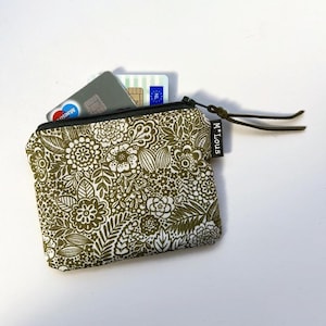 Cartera pequeña verde musgo con bonitas flores retro, monedero, monedero de viaje, monedero vegano minimalista retro con estampado floral bohemio.