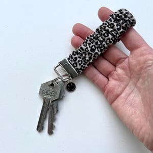 Portachiavi elastico con stampa leopardata da attaccare al polso. Una sorta di elastico da polso, ideale per tenere le chiavi a portata di mano.