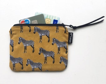 Klein portemonneetje portemonnee klein etuitje kleingeld beurs mini toilettasje etui retro oker geel mlous vegan etui bohemian boho zebra