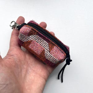 Pequeño llavero en rosa y rojo bonitos accesorios como cambio auriculares airpods lápiz labial bálsamo labial vegano