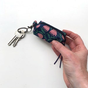 Petite pochette porte-clés avec fleurs pour accessoires tels que monnaie, écouteurs, airpods, rouge à lèvres, baume à lèvres, clés