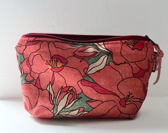 Ovaal rond make up tasje makeup etui toilettasje klein portemonneetje klein etuitje minimalist retro bloemen rood gebloemd