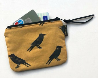 Klein portemonneetje portemonnee met kraaien etuitje kleingeld beurs mini toilettasje etui retro oker geel mlous vegan etui bohemian boho