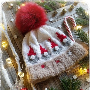 Patrón de tejido en PDF, gorro Jingle Gnomes en hilo aran. Tejido en redondo. Prematuros, bebés, niños, adolescentes y adultos. Solo en inglés.