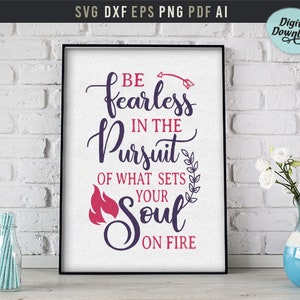Könnte beinhalten: Gerahmter Druck mit den Worten "Be fearless in the Pursuit of what sets your soul on fire" in Lila und Rot. Der Druck wird an einer weißen Backsteinmauer angezeigt. Eine Vase mit weißen Blumen und eine dekorative Flasche befinden sich im Vordergrund.