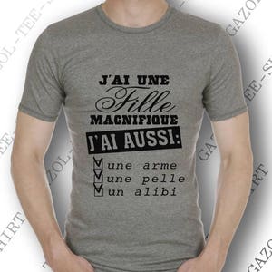 T-shirt J'ai une fille magnifique j'ai aussi une arme, une pelle, un alibi. Col rond image 1