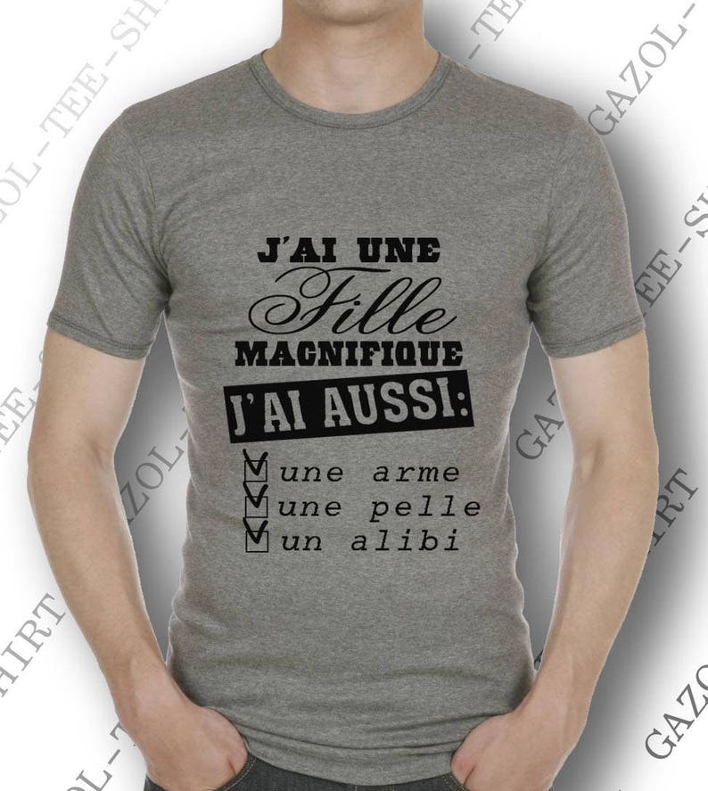 T-shirt J'ai une fille magnifique j'ai aussi une arme, une pelle, un alibi. Col rond image 1