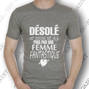 Tee-shirt Désolé, cet homme est déjà pris par une femme fantastique. Idée cadeau humour Saint Valentin. Cadeau homme St Valentin. immagine 2