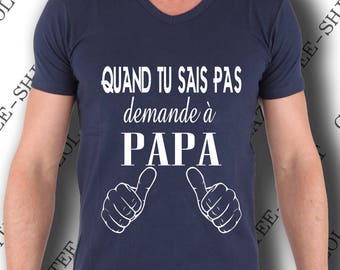 T-shirt "Quand tu sais pas, demande a papa." Pur coton, col V ou rond. Une idée cadeau pour les fêtes des papas qui aiment l'humour!