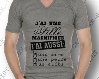 T-shirt "J'ai une fille magnifique, j'ai aussi une arme, une pelle un alibi." Tee-shirt humour idée cadeau.