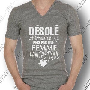 Tee-shirt Désolé, cet homme est déjà pris par une femme fantastique. Idée cadeau humour Saint Valentin. Cadeau homme St Valentin. immagine 4