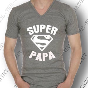 T-shirt Super Papa. Le cadeau original et parfait pour un super papa idée cadeau à offrir homme humour fête des pères ou anniversaire. image 4