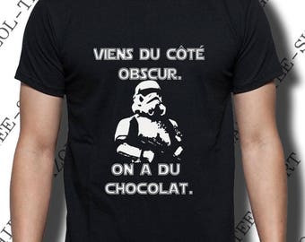 T-shirt "Viens du côté obscur. On a du chocolat". Col rond. Une idée cadeau tee-shirt humour Star Wars parodie.