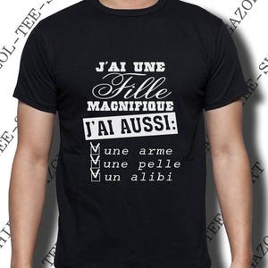 T-shirt J'ai une fille magnifique j'ai aussi une arme, une pelle, un alibi. Col rond image 3