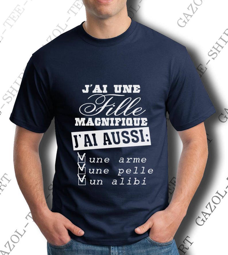 T-shirt J'ai une fille magnifique j'ai aussi une arme, une pelle, un alibi. Col rond imagen 4