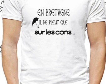 T-shirt. En Bretagne il ne pleut que sur les cons. Idée cadeau original drôle Bretagne.