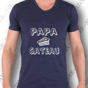 Tee-shirt Papa gâteau. Col V. Idée cadeau fête des papas. image 3