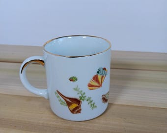 Vintage Tasse mit Bunten Muscheln und Gold