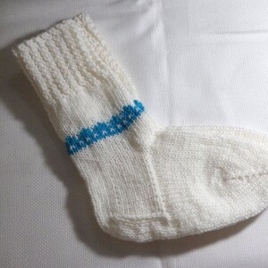 K&ouml;nnte beinhalten: Wei&szlig;e Stricksocke mit einem blauen Streifen um den Kn&ouml;chel.