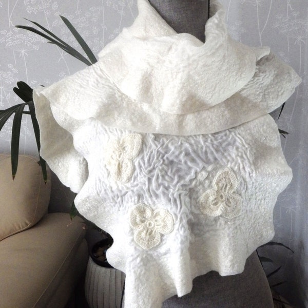 Chal de fieltro cremoso blanco, bufanda de fieltro hecha a mano, boda boho, regalo de Navidad para ella, fibra de viscosa merino australiana, arte de moda femenina