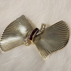 Vintage Gold Tone Bow Brooch with Red and Clear Accents - Classic Elegance, Vintage Brooch, Vintage Pin, Vintage Jewelry, Gift for Her