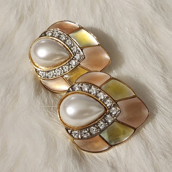 Vintage Butler Clip On Earrings in Pastel Colors, Vintage Shell Earrings, Mother of Pearl Earrings, Vintage Earrings, Vintage Jewelry, Retro