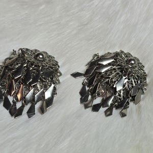 Vintage Silberfarbene Ohrclips mit schillernden Anhängern - Eleganter Retro Stil, Vintage Ohrringe, Vintage Schmuck, Vintage Ohrclips