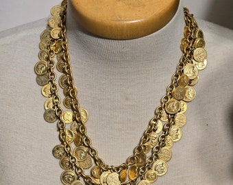 Glamour vintage redécouvert : gros collier avec fausses pièces, une pièce audacieuse, bijoux dorés mats, bijoux vintage, collier vintage