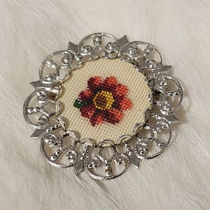 Broche de flores Vintage Petit Point - Elegancia floral delicada, Joyería Petit Point, Joyería vintage, Broche vintage, Regalo para ella