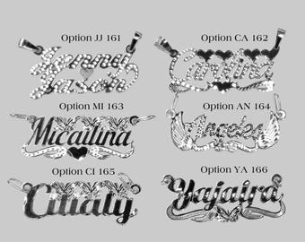 Collar con placa de plata de ley, nombre personalizado en letra cursiva, cadena Figaro, detalle de mariposa.
