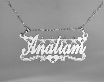 Collar personalizado con nombre en plata de ley: detalle de corazón y estrella, acabado con corte de diamante.
