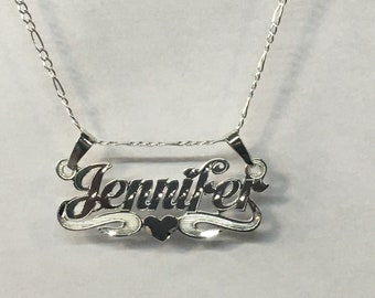 Collar con placa de plata de ley: Nombre personalizado en letra cursiva, cadena Figaro, corte de diamante, nombre personalizado.