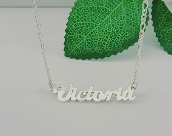 Collar con colgante de nombre pequeño en letra cursiva: delicada cadena Figaro, plata de ley 925 maciza